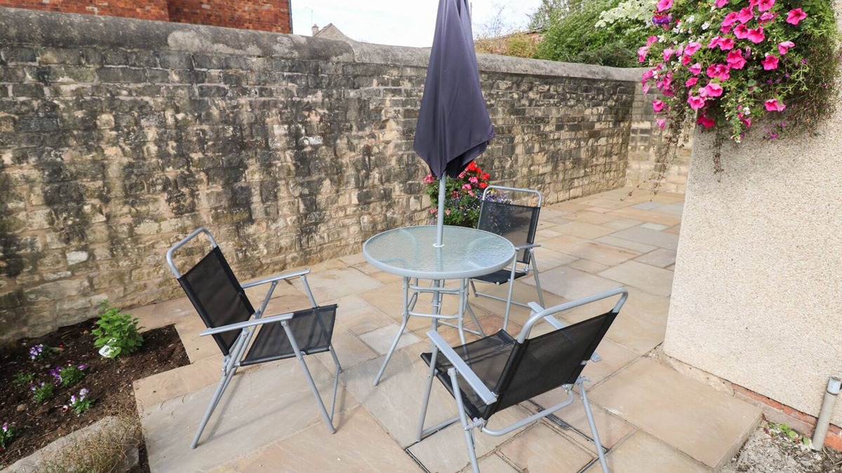 Clowne Cottage | DOVE COTTAGE, pet friendly, character holiday cottage in Clowne