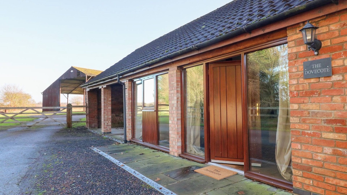 Newark Cottage | DOVECOTE FIELD HOUSE FARM, family friendly in Collingham