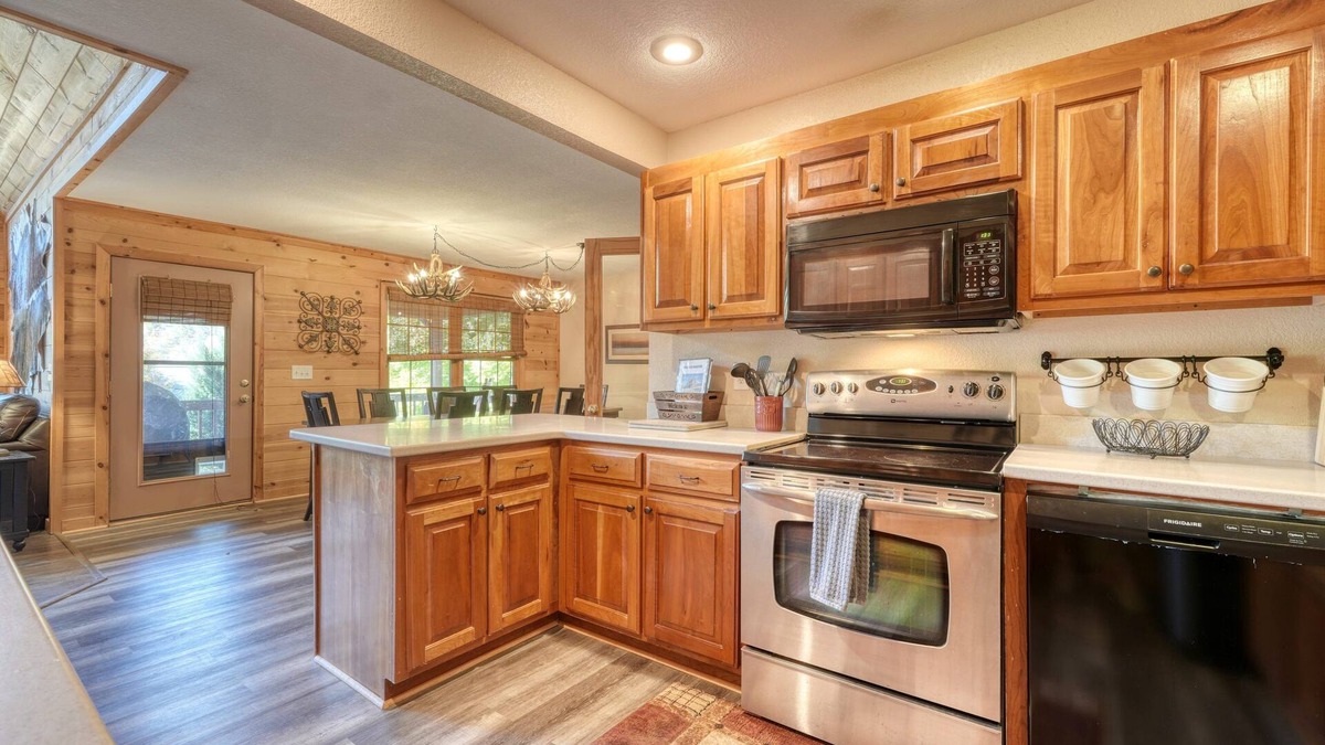 Hiawassee Cabin | Down By the River-Fireplace-Jacuzzi-River Access