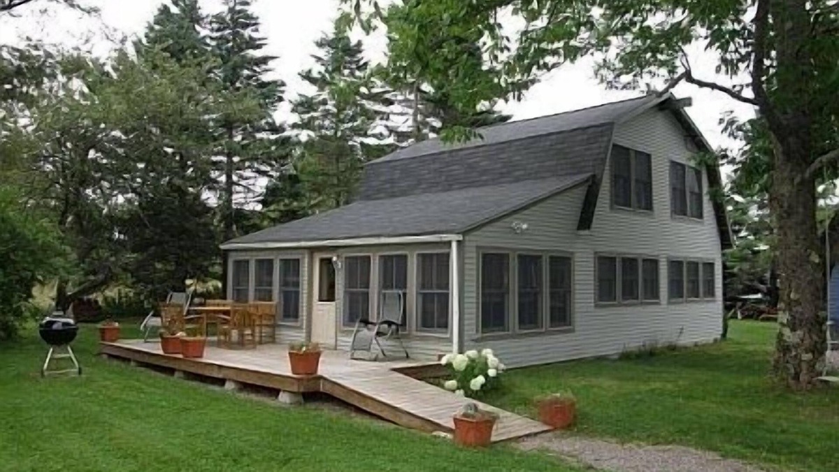 Winter Harbor Cottage | Down East Maine modern, well equipped cottage in heart of coastal Winter Harbor