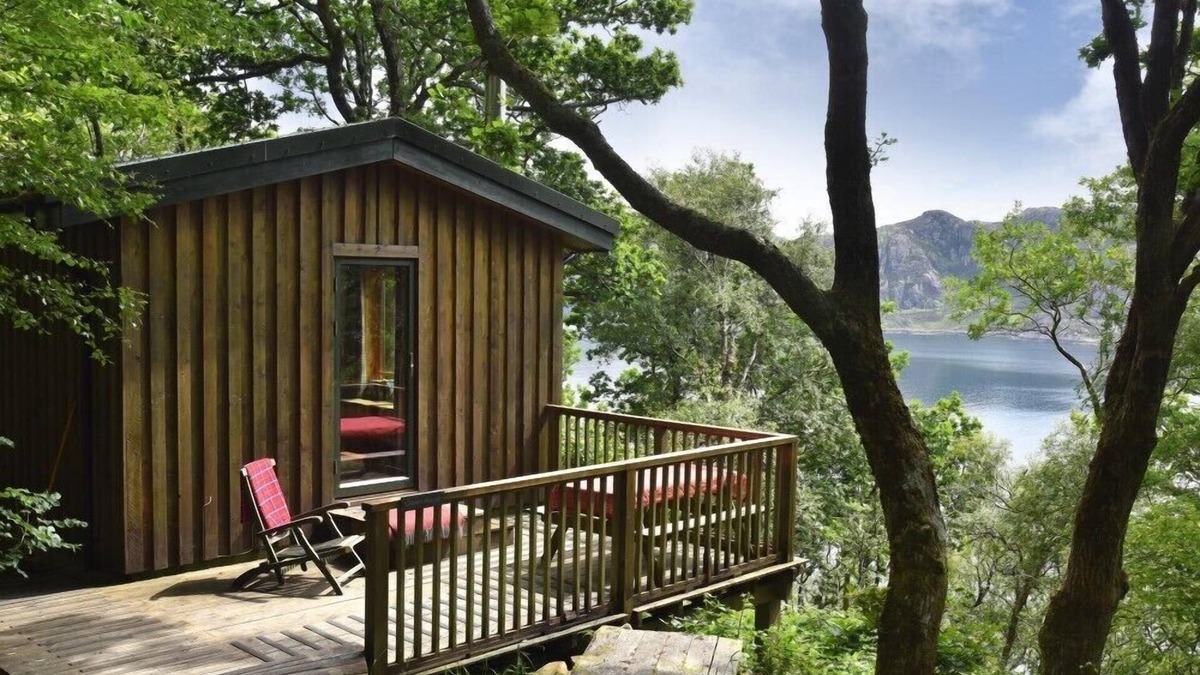 Diabaig Cottage | DOWN HOUSE, pet friendly, with open fire in Torridon