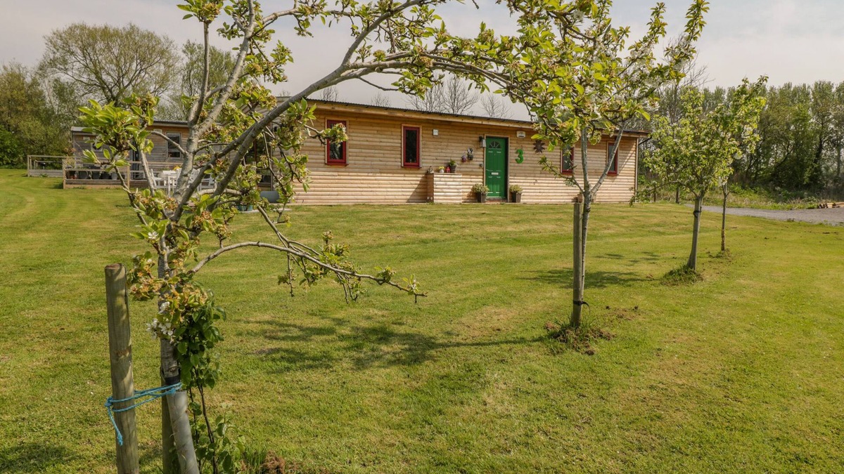 Congresbury Cottage | DOWN THE RABBIT HOLE, pet friendly, with a garden in Congresbury