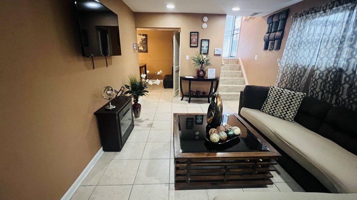 Detroit House | Downriver home that sleeps 12