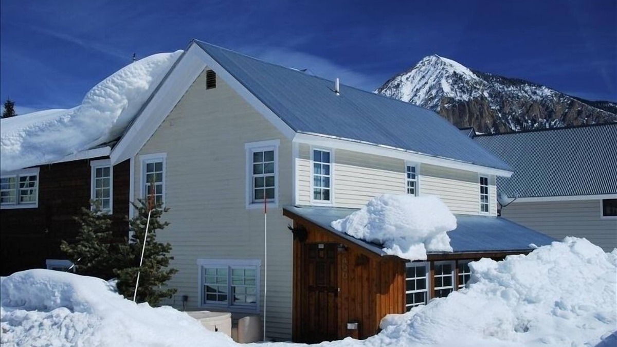 Crested Butte Apartment | DOWNTOWN. 1 block to everything. Walk. Hot Tub. Clean. Check out the reviews.
