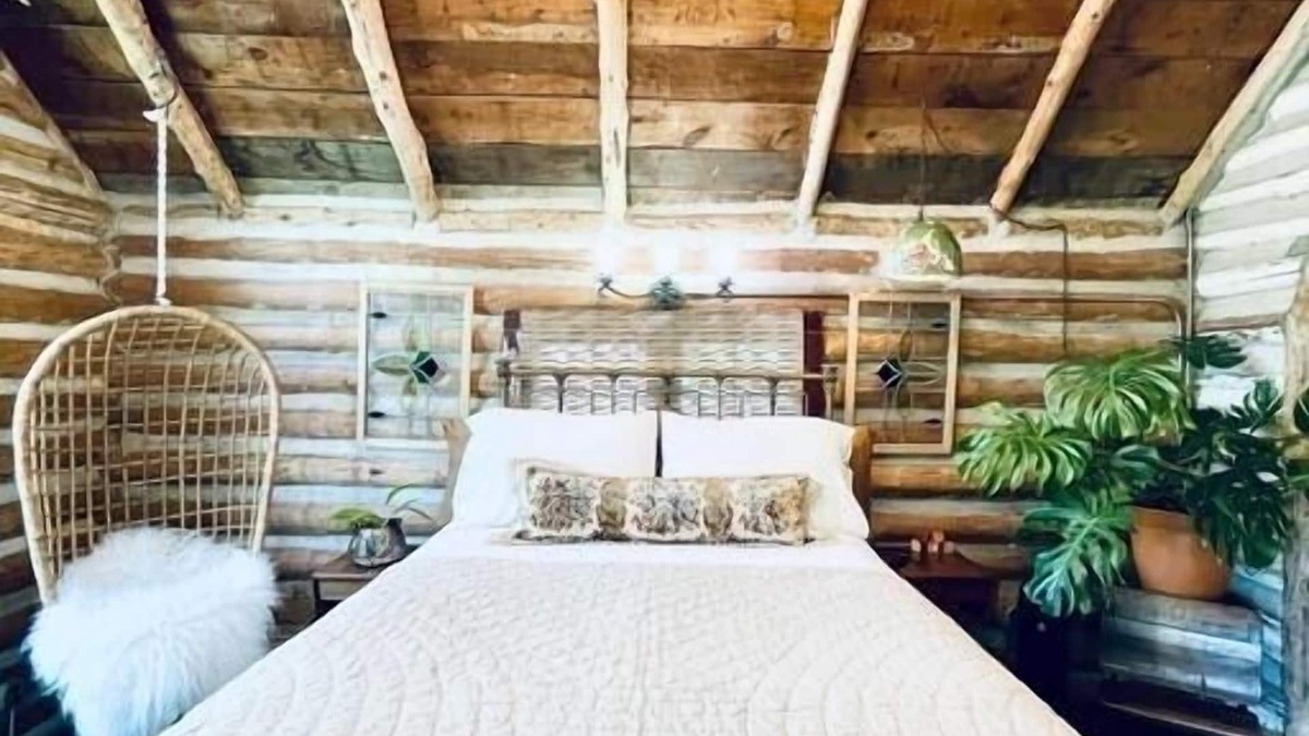 Eureka Springs Historic District Cabin | Downtown 1930’s Log Cabin