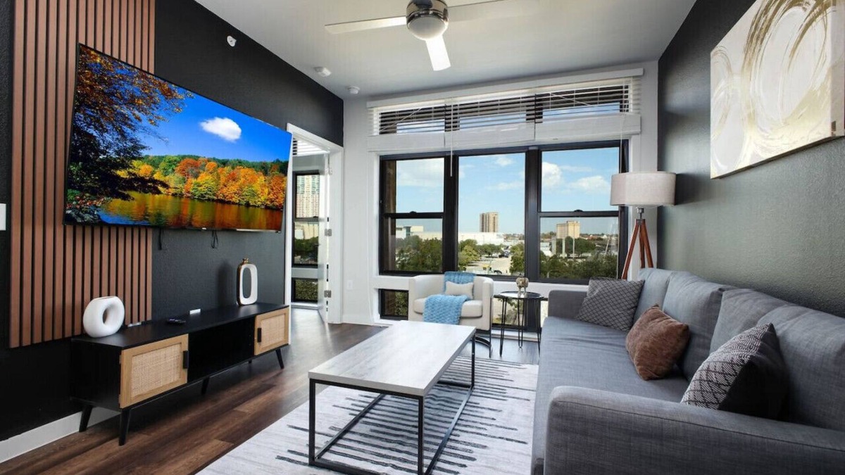 Near East Side Apartment | Downtown 1BR-w/pool&parkng,Near Rvrwalk & Conv Ctr