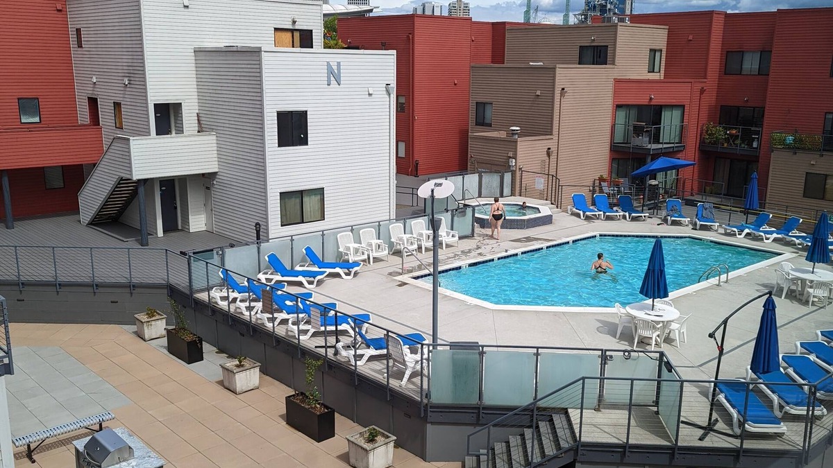 Pearl District Condo | Downtown 2 bdrm Condo Steps Away From the Willamette River. Year Round Hot Tub