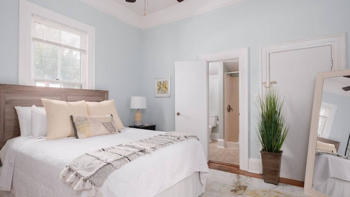 University Heights House | Downtown 2 BR/2 Baths- Close to UF/Restaurants!