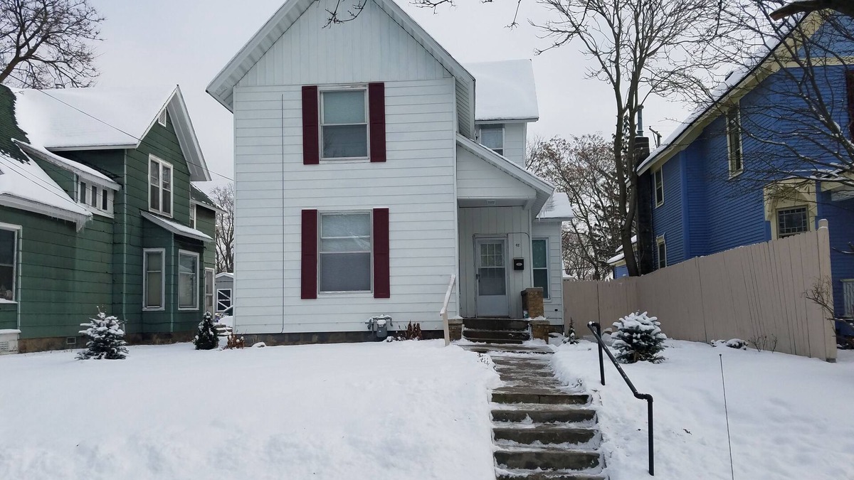 Grand Rapids House | Downtown 2-Story Cottage