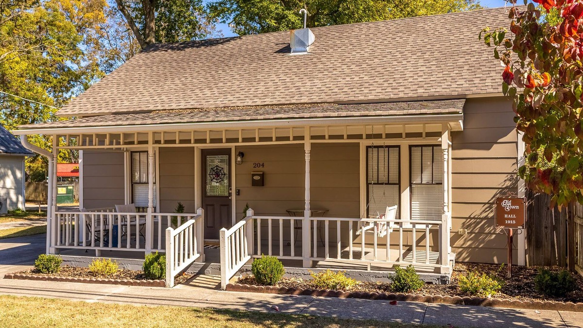 Old Town House | Downtown 4 Bed/2 Bath Cottage in Old Town Historic District