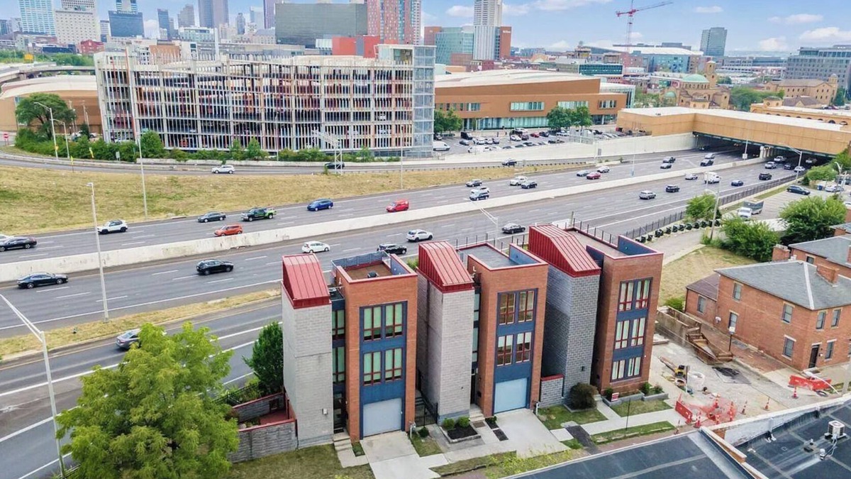 Italian Village House | Downtown 4BR, Hot tub, Rooftop Deck – 1 Block to High St, Walk to Convention Ctr
