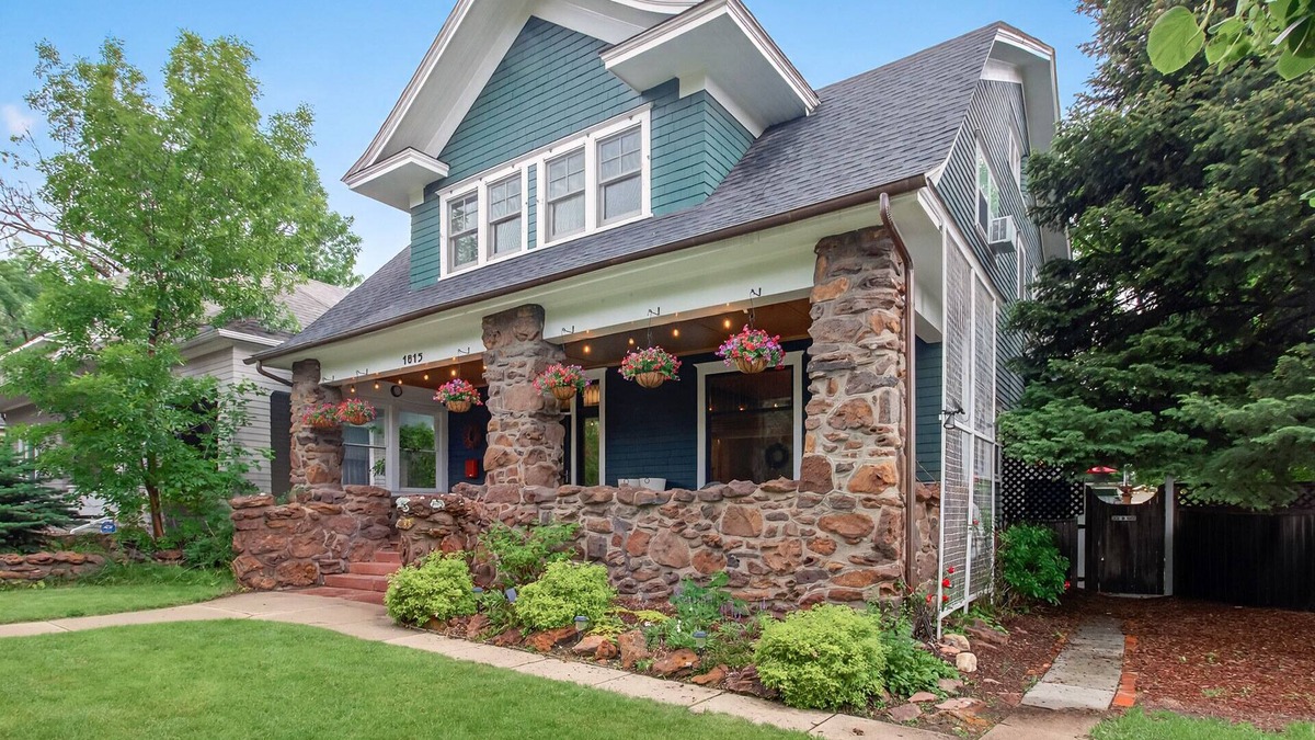 Old North End House | Downtown, 6 kings, Sleeps 14+, Game Room, Courtyard, Hot Tub