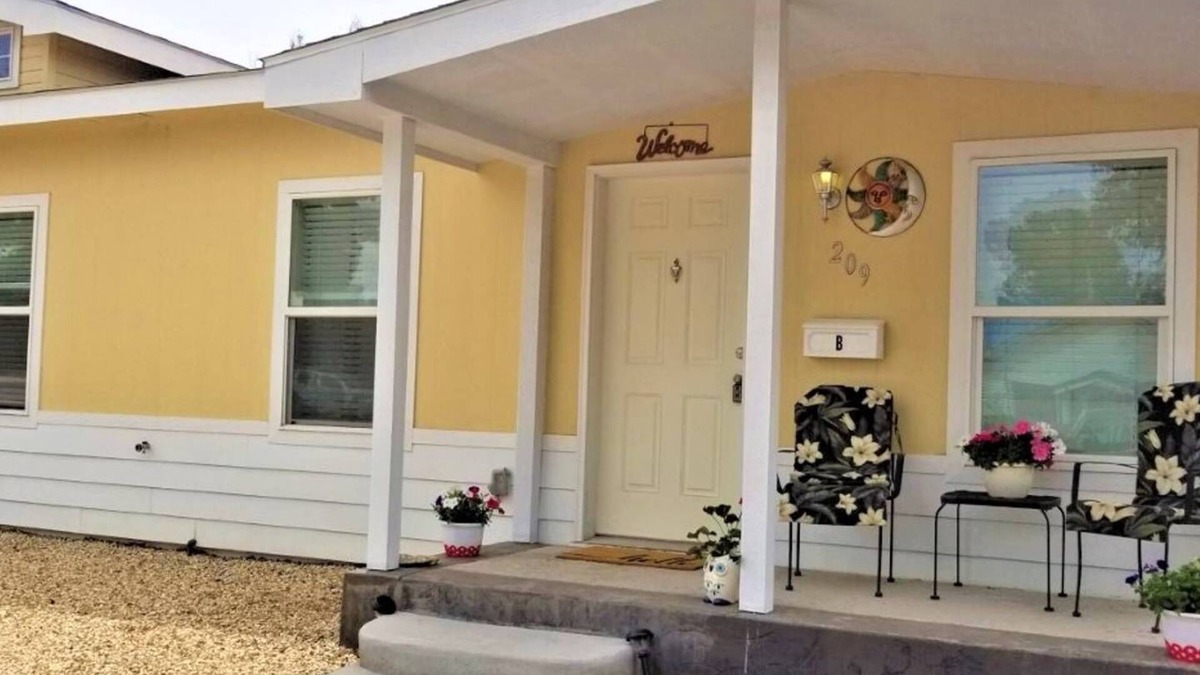 Alamosa House | Downtown Alamosa 3 Bedroom 2 Bath Home