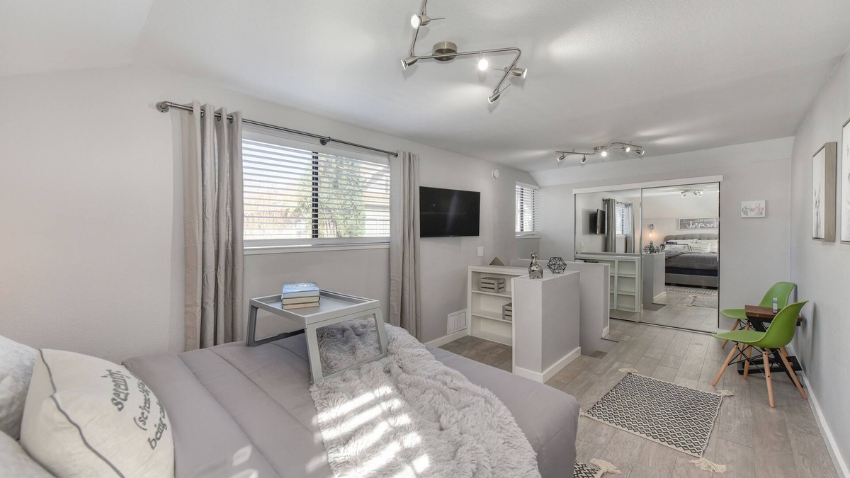 Central Sacramento House | Downtown ALHAMBRA HOUSE Walk to ALL J Street & Midtown Back Yard Grill Parking