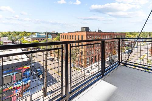 Old West Side Apartment | Downtown Ann Arbor 2 King Bed Balcony Apartment