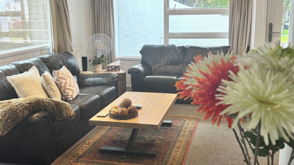 Mount Maunganui Apartment | Downtown apartment: moments from beach shops restaurants bars bus stop & more!