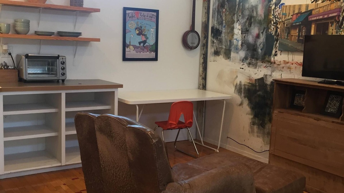 Lockhart Apartment | Downtown Art Studio Apartment