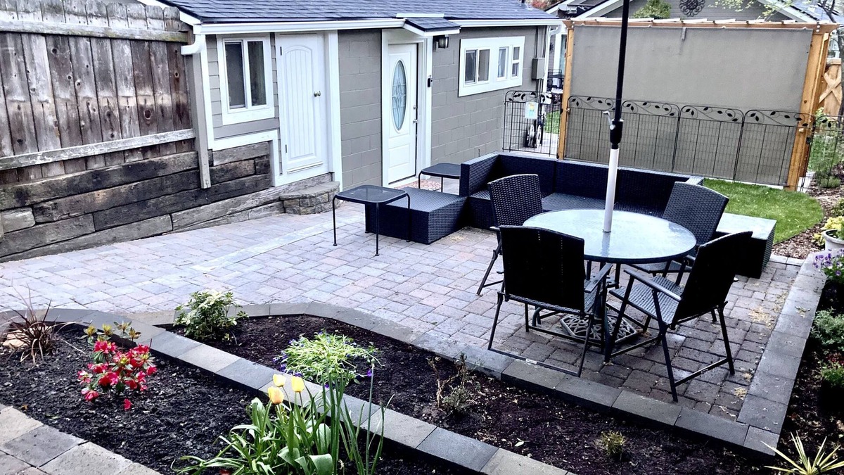 Ashland Cottage | Downtown Ashland private cottage with garden patio