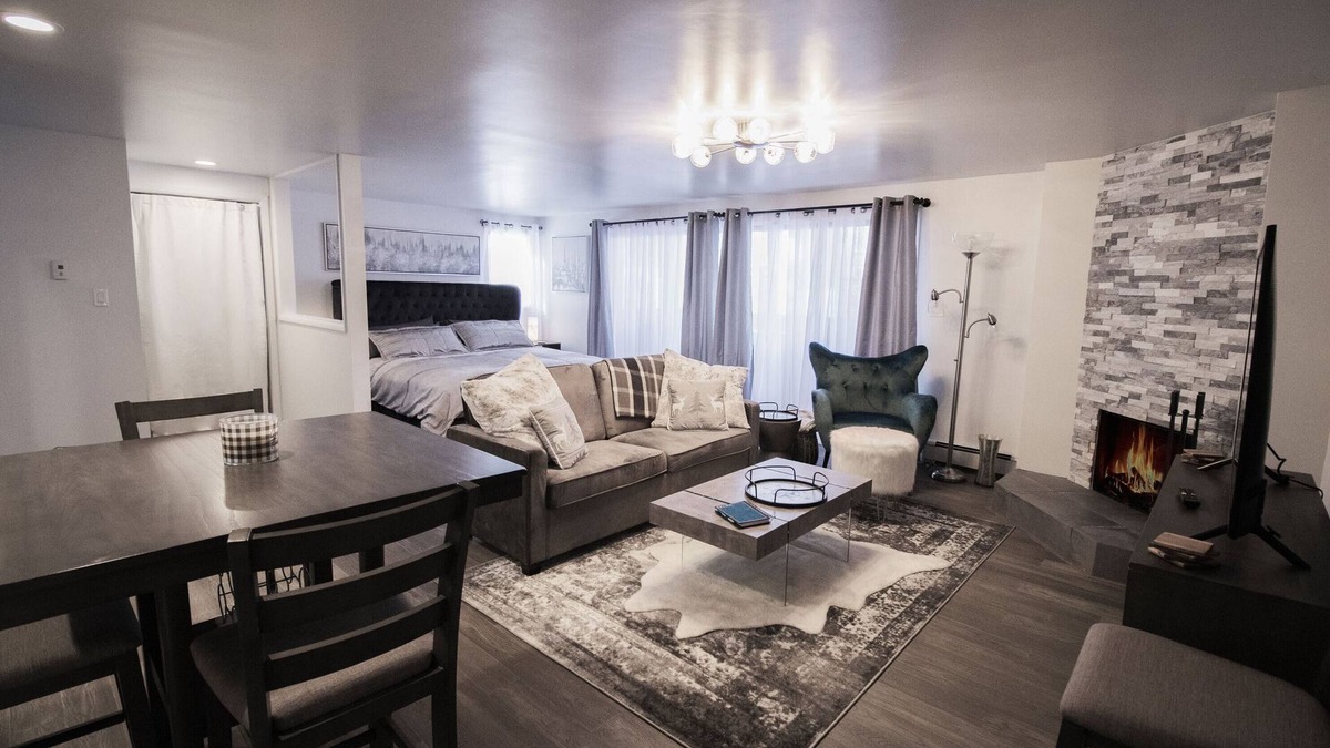 Aspen Apartment | Downtown Aspen with Patio, Fireplace, Free Parking, Washer/Dryer