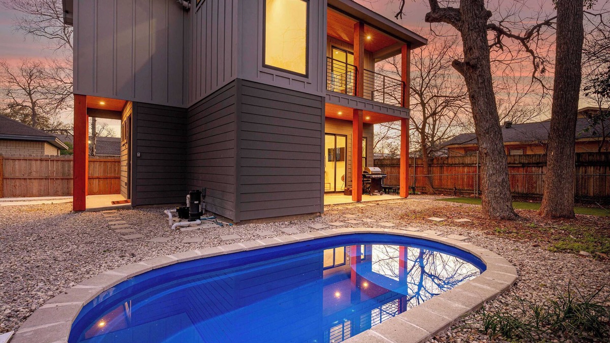Govalle House | Downtown ATX - Unit B | Retreat | Pool