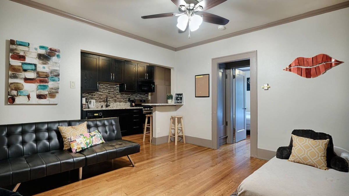 Old Enfield Apartment | DOWNTOWN AUSTIN HAVEN-FENCE DOG AREA Sleep 5-ACL,SXSW, Shop,restaurants-Walkable