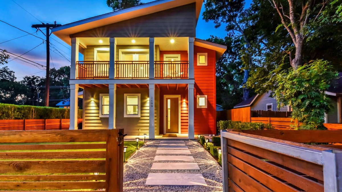 Holly House | Downtown Austin Luxury House with Hot Tub + Golf Green + Fire Pit +Patio Misters
