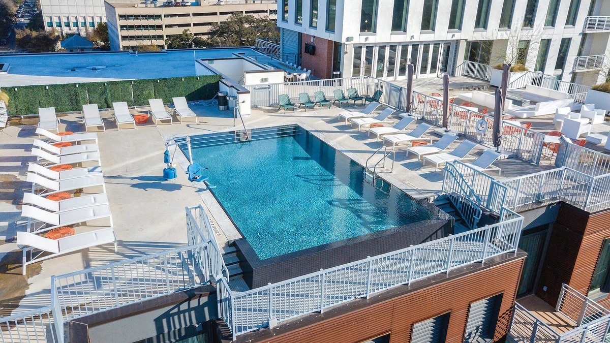 West End Resort | DOWNTOWN Austin with ROOFTOP Pool and BBQ Area, Fire Pit & a Fitness Center