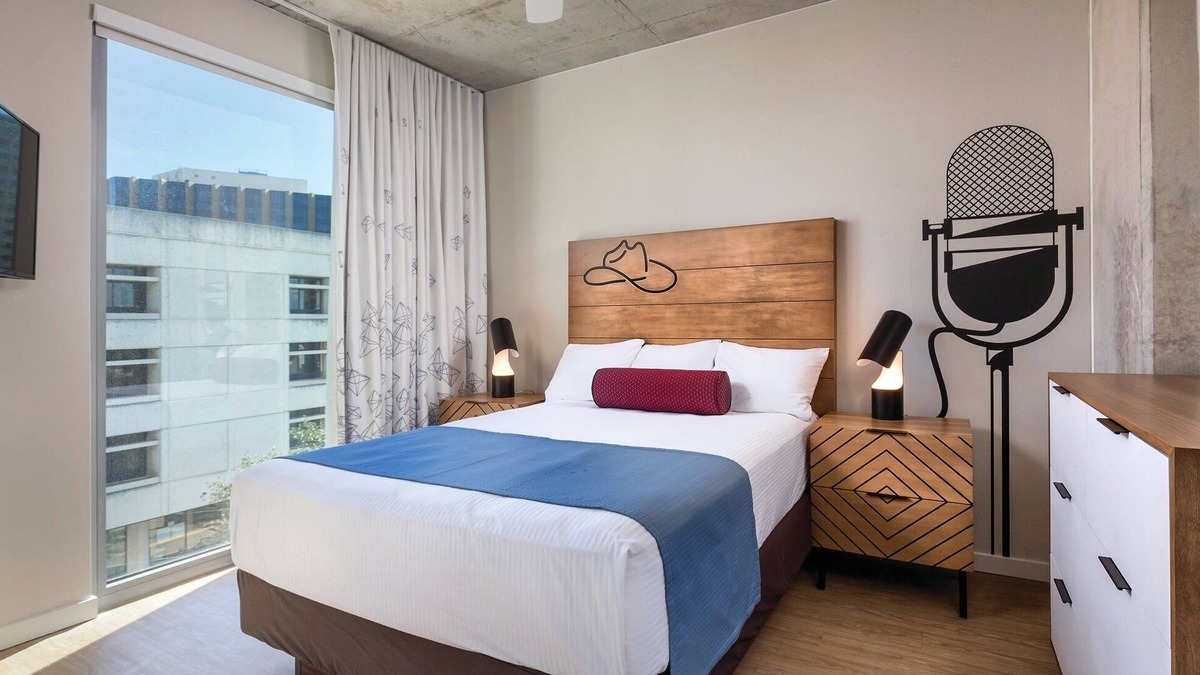 West End Resort | DOWNTOWN Austin with ROOFTOP Pool and BBQ Area, Fire Pit & a Fitness Center
