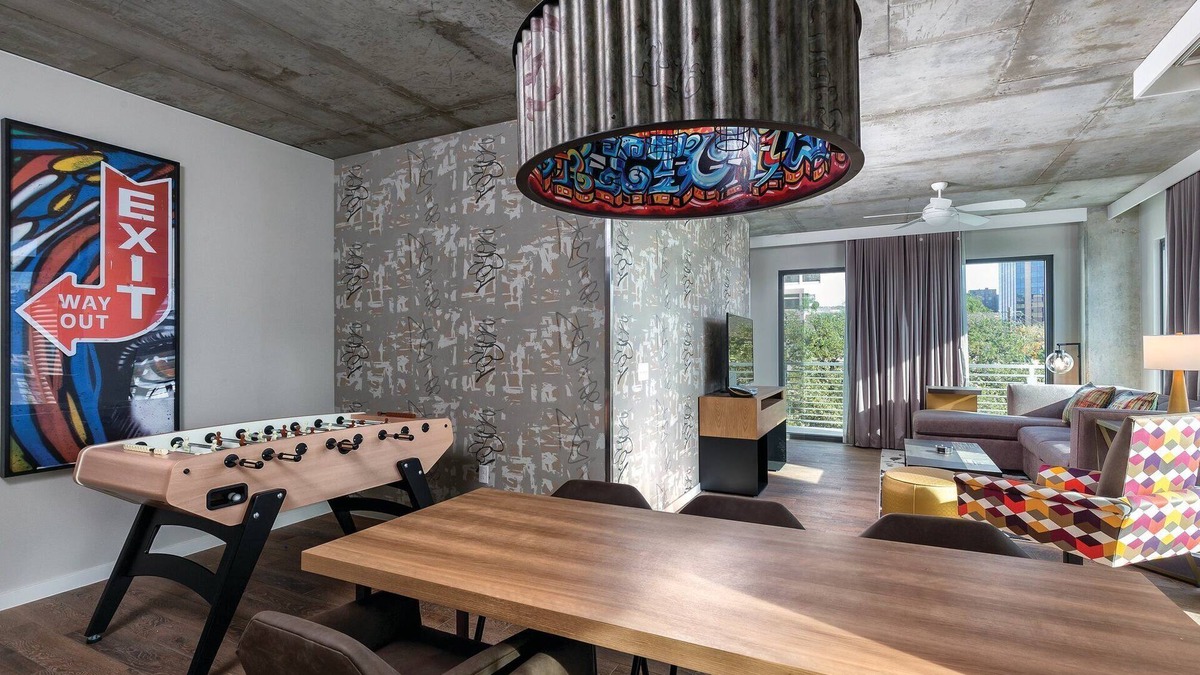 West End Resort | DOWNTOWN Austin with ROOFTOP Pool and BBQ Area, Fire Pit & a Fitness Center
