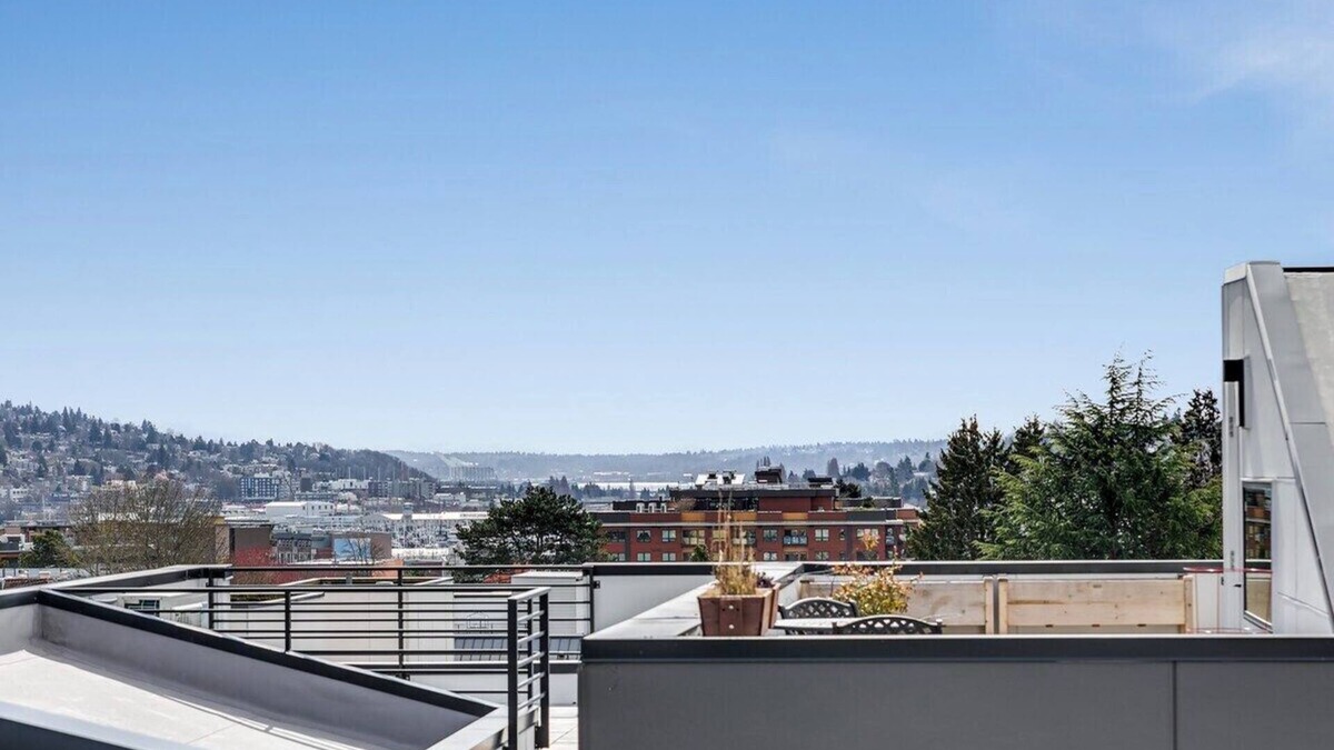 Old Ballard House | Downtown Ballard View Home Walk to Bars & Shops
