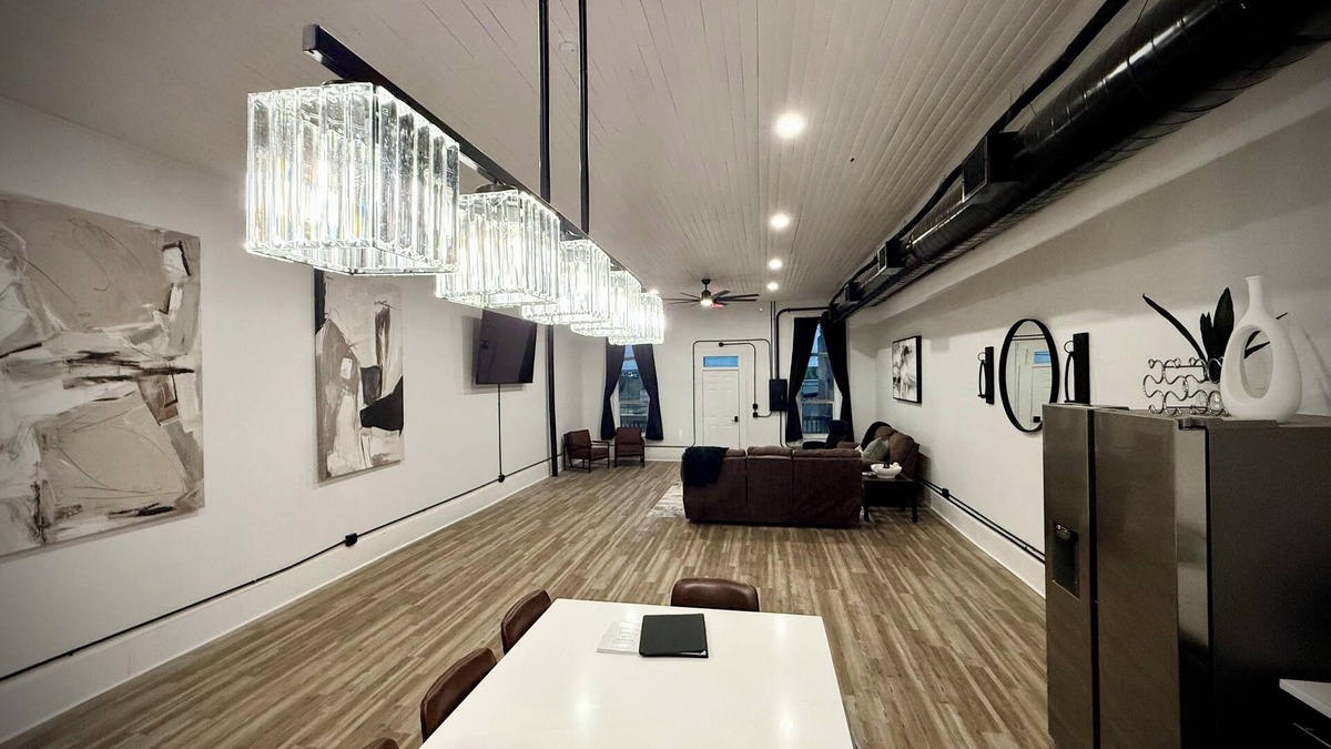 Jacksboro Apartment | “Downtown Boro Loft” Charming 1600 sq foot open concept Downtown Jacksboro