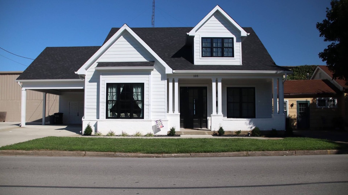 Bardstown House | Downtown Bourbon Black Swan House