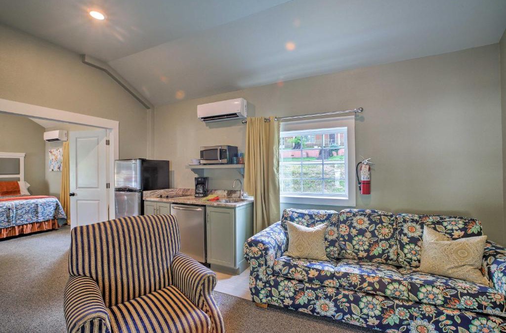 Downtown Branson House | Downtown Branson Cottage with Pool Access!
