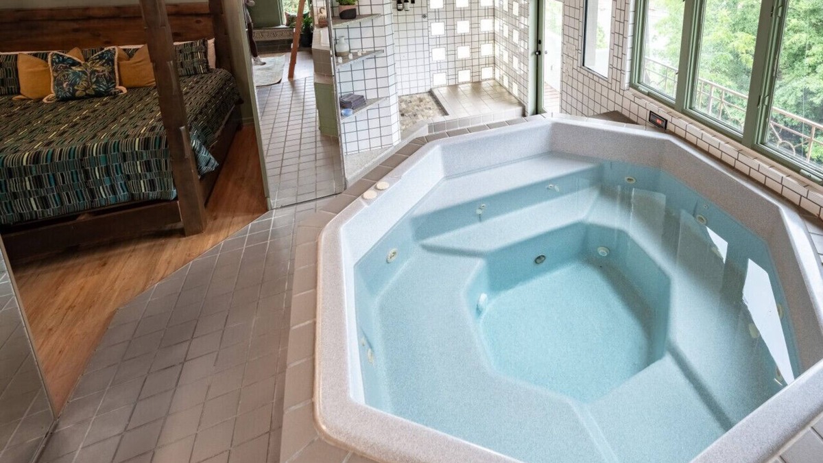 Bryan House | Downtown Bryan Treehouse: Hot Tub and Peaceful Escape