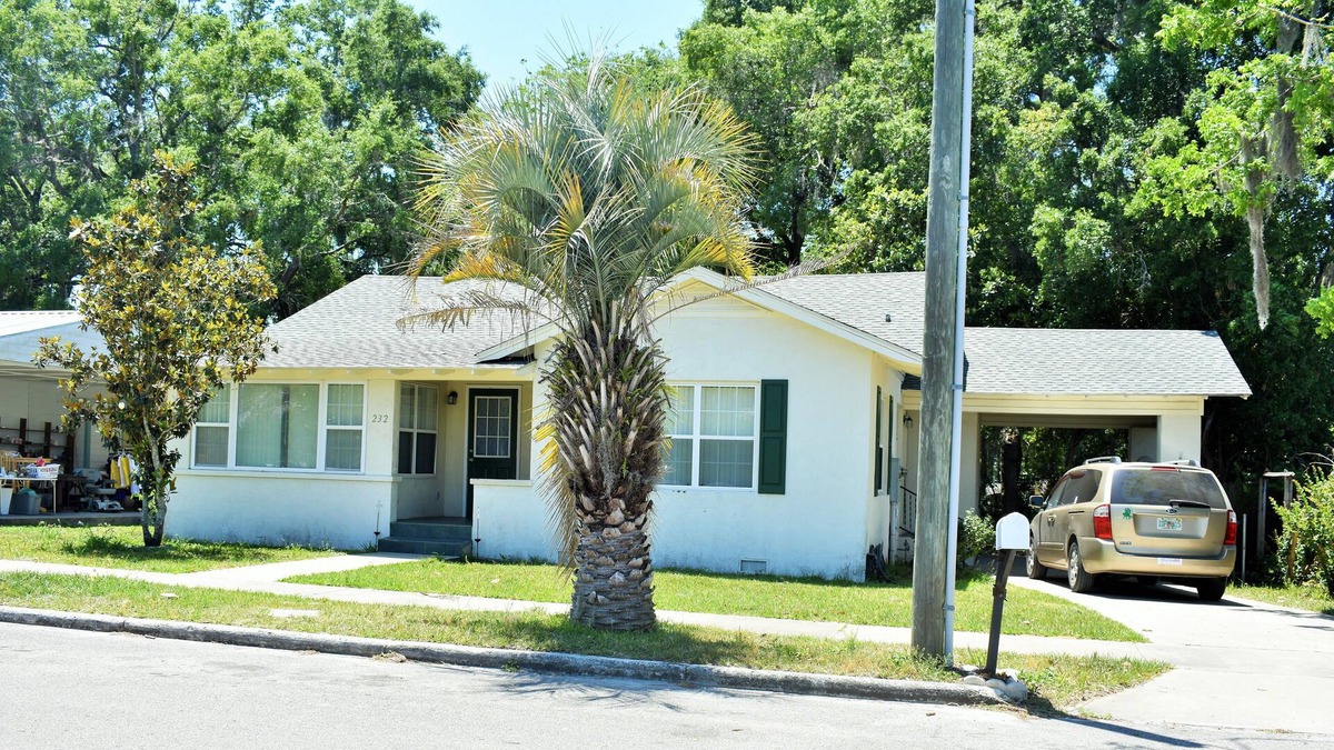 Williston House | Downtown Bungalow - Easy walking distance to Restaurants and Shops.