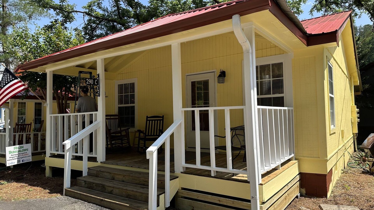 Helen Cottage | Downtown by Chattahoochee River, sit on front porch as horse and buggy stroll by