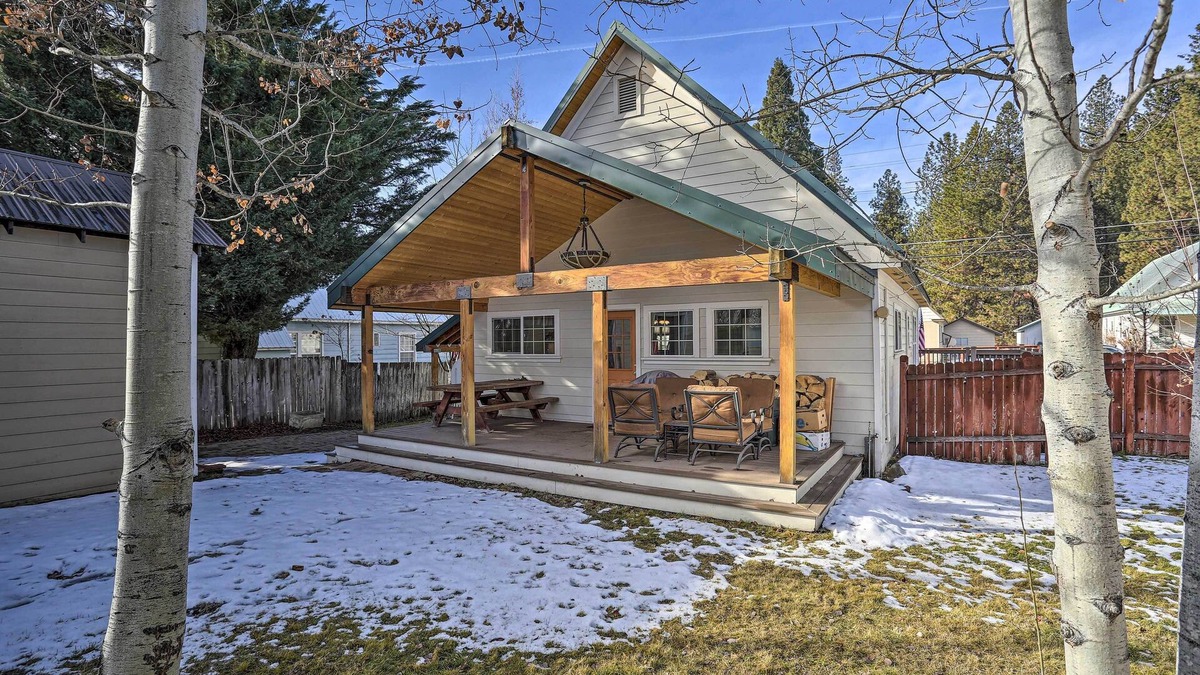 McCloud Cabin | Downtown Cabin < 10 Miles to Mt Shasta Ski Park!