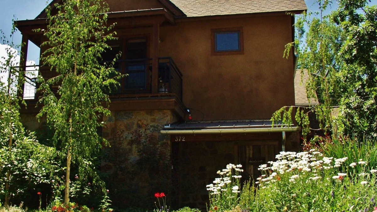 Carbondale Apartment | Downtown Carbondale - Walk in and Feel at Home