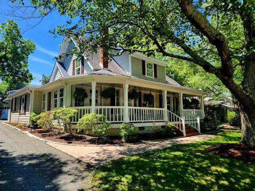 Cary House | Downtown Cary 1930s Bungalow - Great walkability