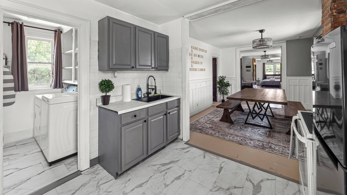 Buffalo Apartment | Downtown Central Clean Apartment With Game Console