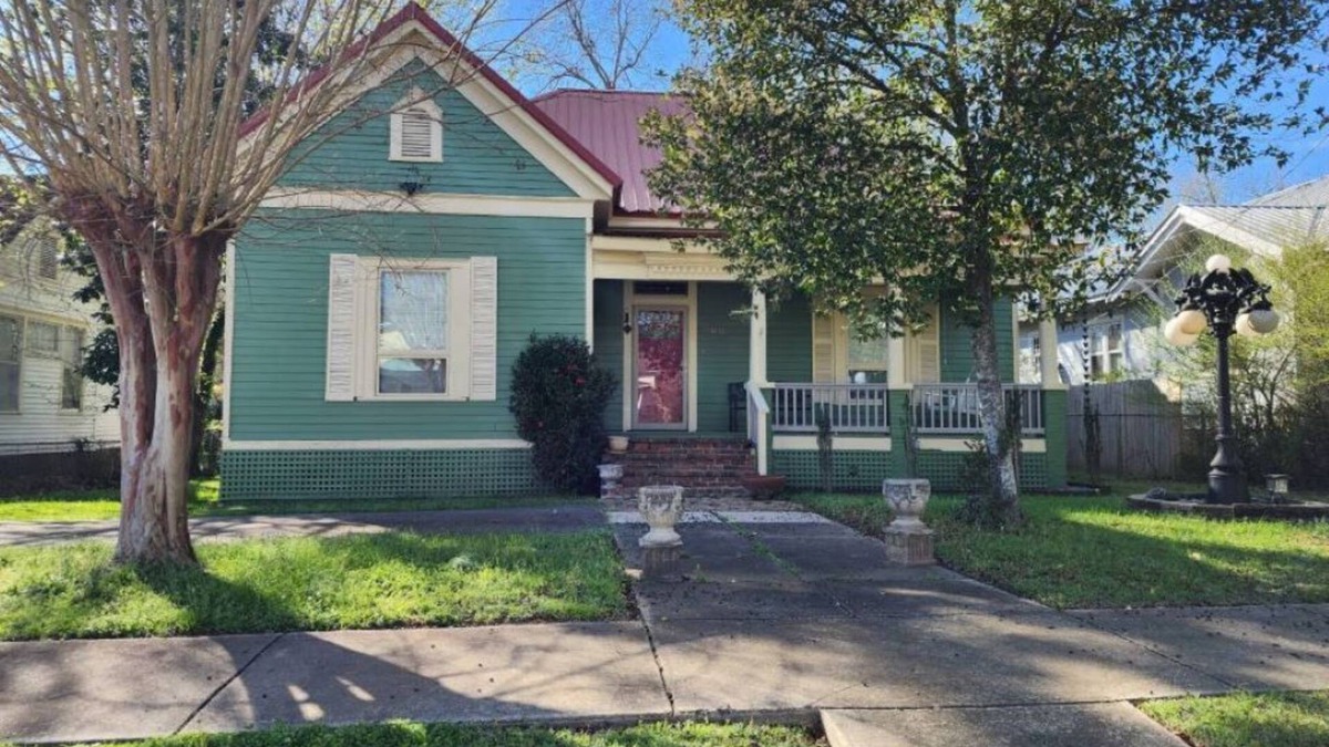 LaGrange House | "Downtown Centre" Intown convenient location is nearby many local activities.