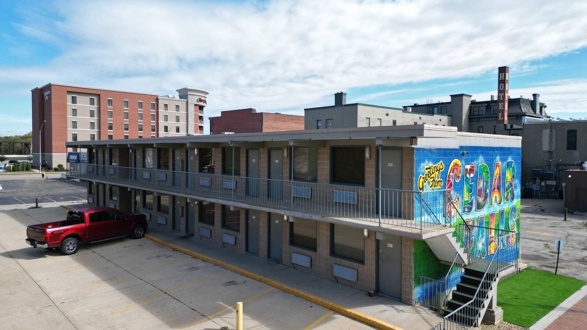 Cedar Falls Apartment | Downtown CF Studio - Free Gated Parking! 521