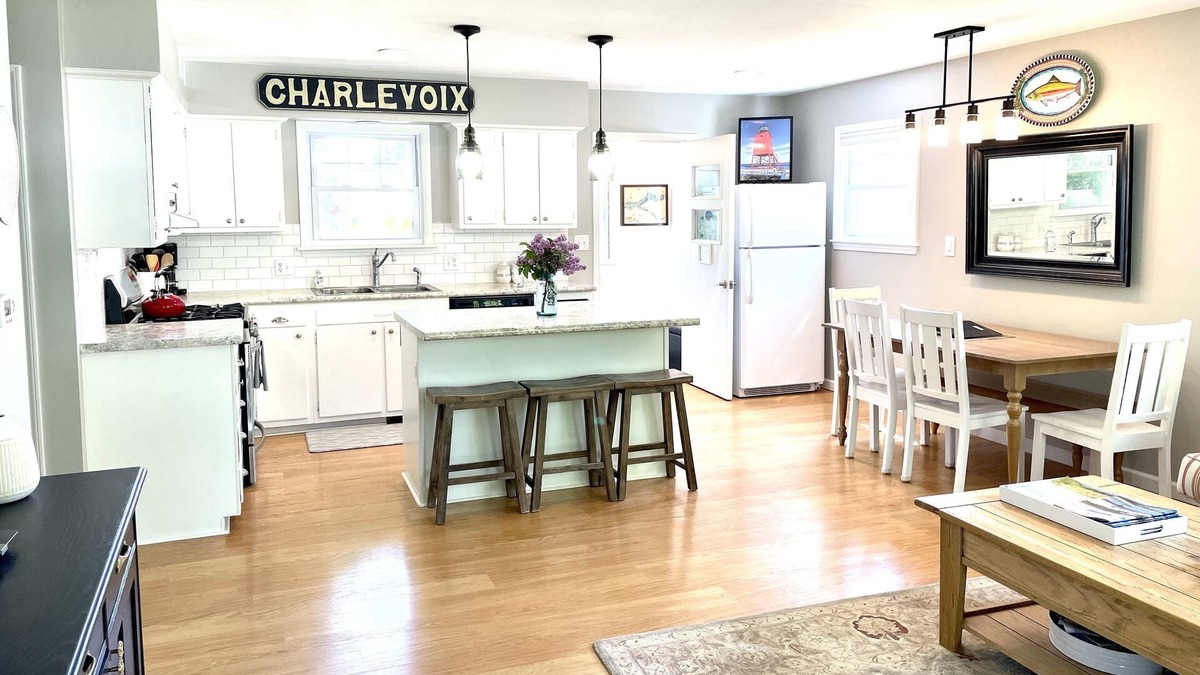 Charlevoix House | DOWNTOWN Charlevoix! FANTASTIC location & Ratings!