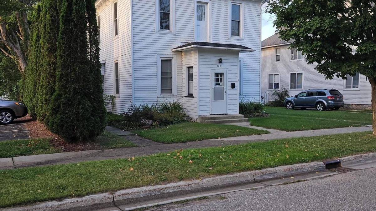 Charlevoix House | Downtown Charlevoix Historic Home - blocks from everything