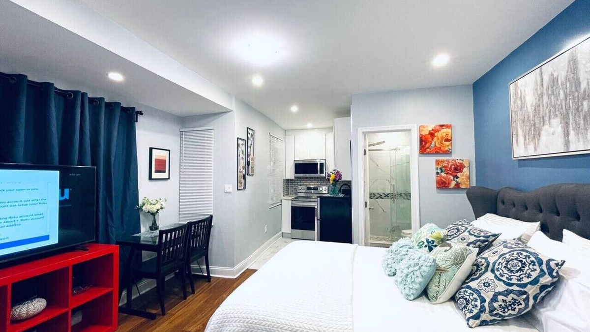 Gayborhood Apartment | Downtown City Hall close by Kimmel Center Suite