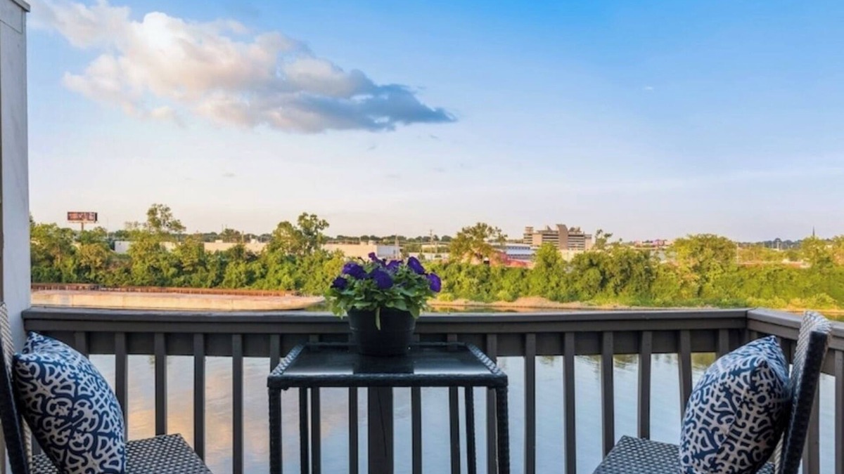 North Capitol Condo | Downtown Condo - Walkable to Broadway & Nissan Std - Free Covered Parking - Pool