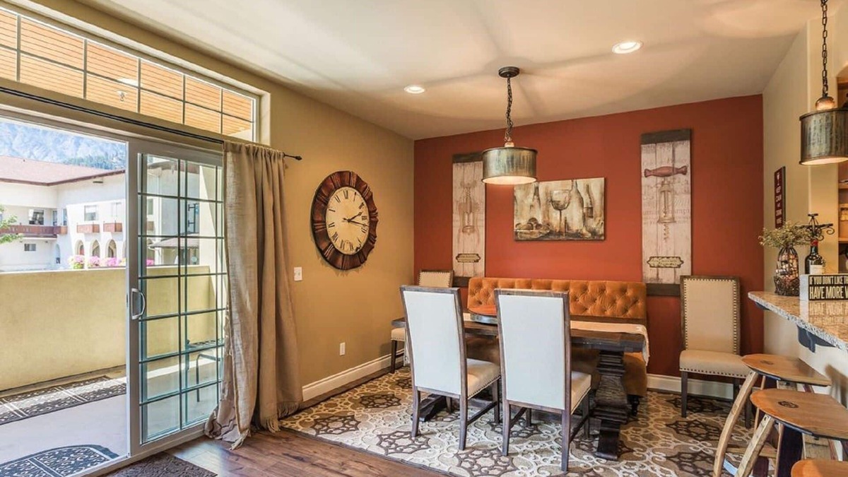 Leavenworth Condo | Downtown Corner Unit with Views