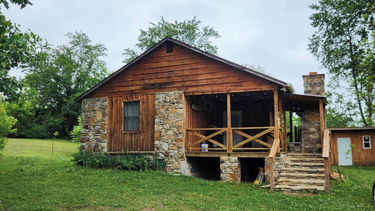 Mammoth Spring Cabin | Downtown Cypress & Rock Cabin