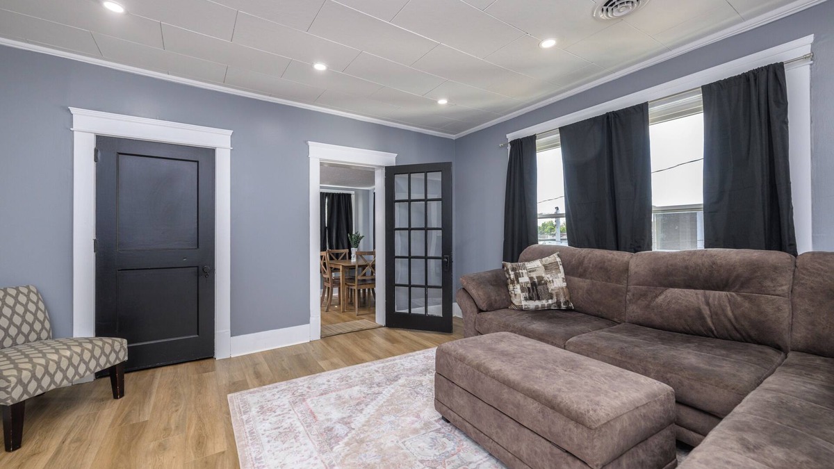 Dover Apartment | Downtown Dover Renovated Apt, 3 beds, WiFi, Private Parking