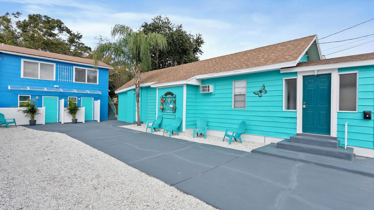 Downtown Dunedin Cottage | Downtown Dunedin Main Street Retreat